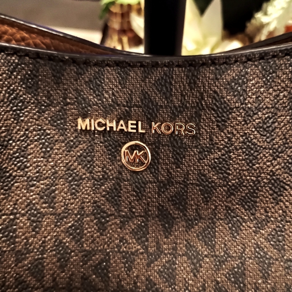 Michael Kors Carrie Large Shoulder Tote - Picture 4 of 10